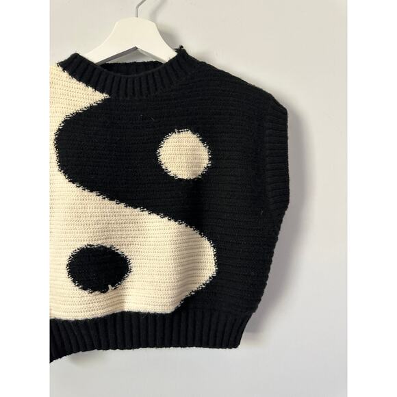 Ying & Yang Black and White Crop Sleeveless Sweater size Small - Picture 4 of 8